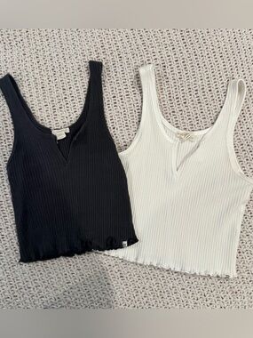 set of 2 billabong ribbed tanks